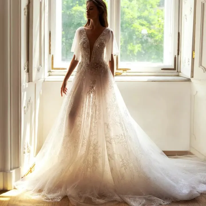 Elegant Princess Lace A-Line  Shiny Wedding Short Sleeve V-back  Bridal Gown N