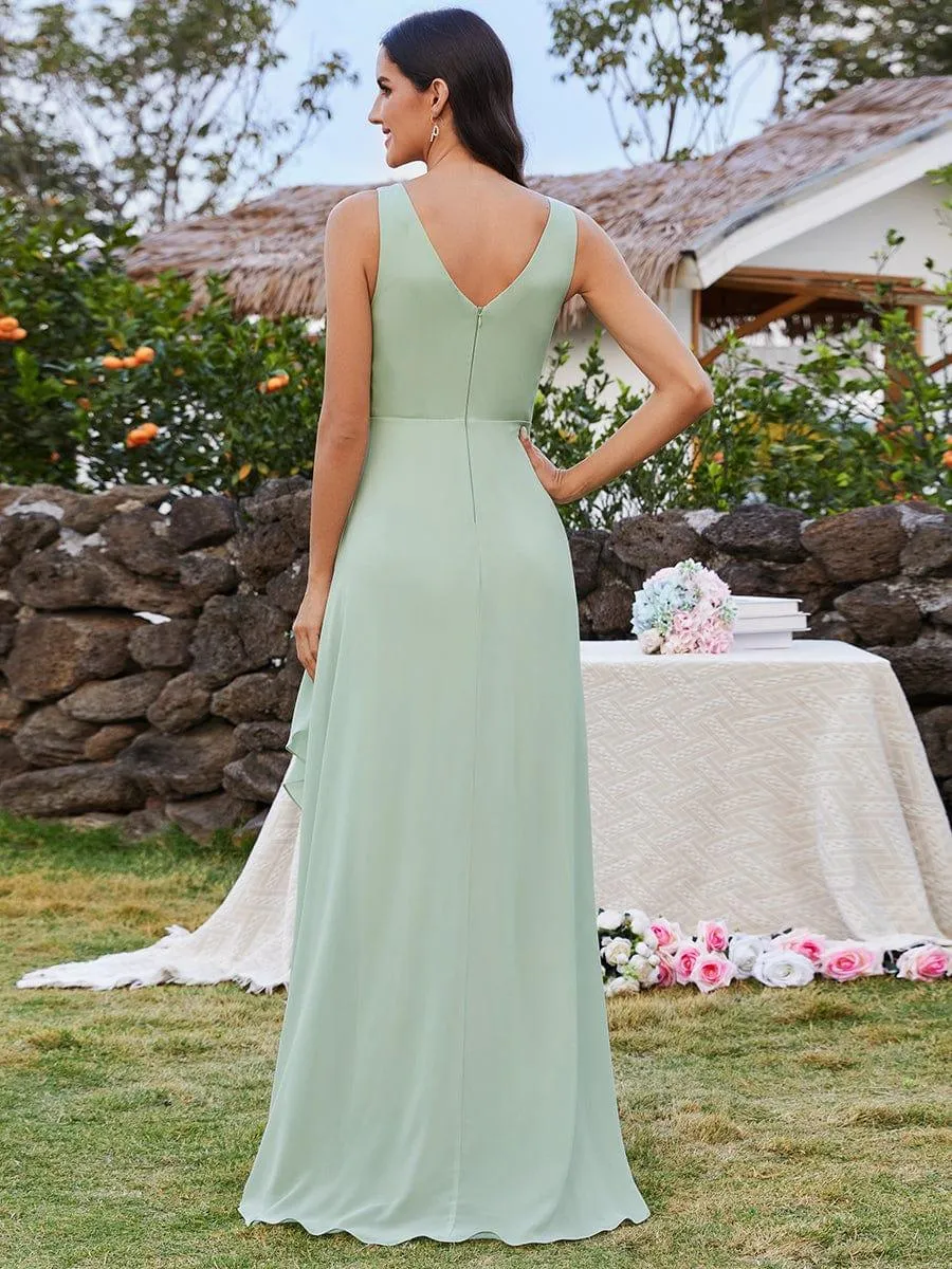 Robe de demoiselle d'honneur à volants hauts et bas col en V avec plis à la taille