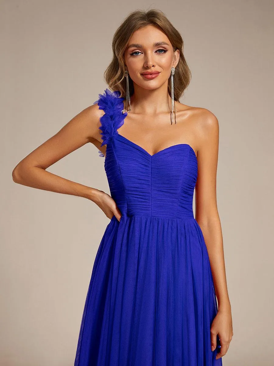 Robe de soirée asymétrique en tulle à appliqués et fente haute