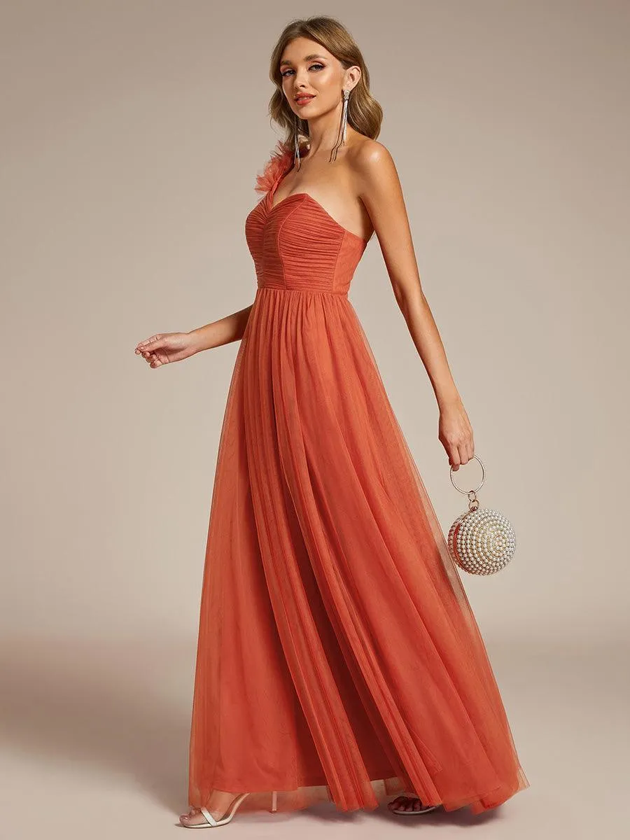 Robe de soirée asymétrique en tulle à appliqués et fente haute