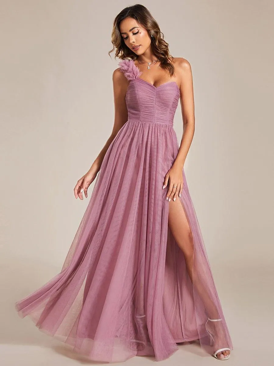 Robe de soirée asymétrique en tulle à appliqués et fente haute