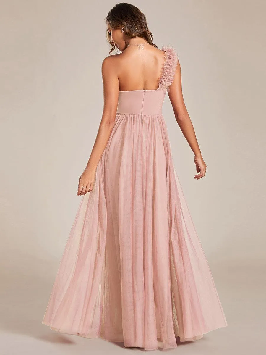 Robe de soirée asymétrique en tulle à appliqués et fente haute