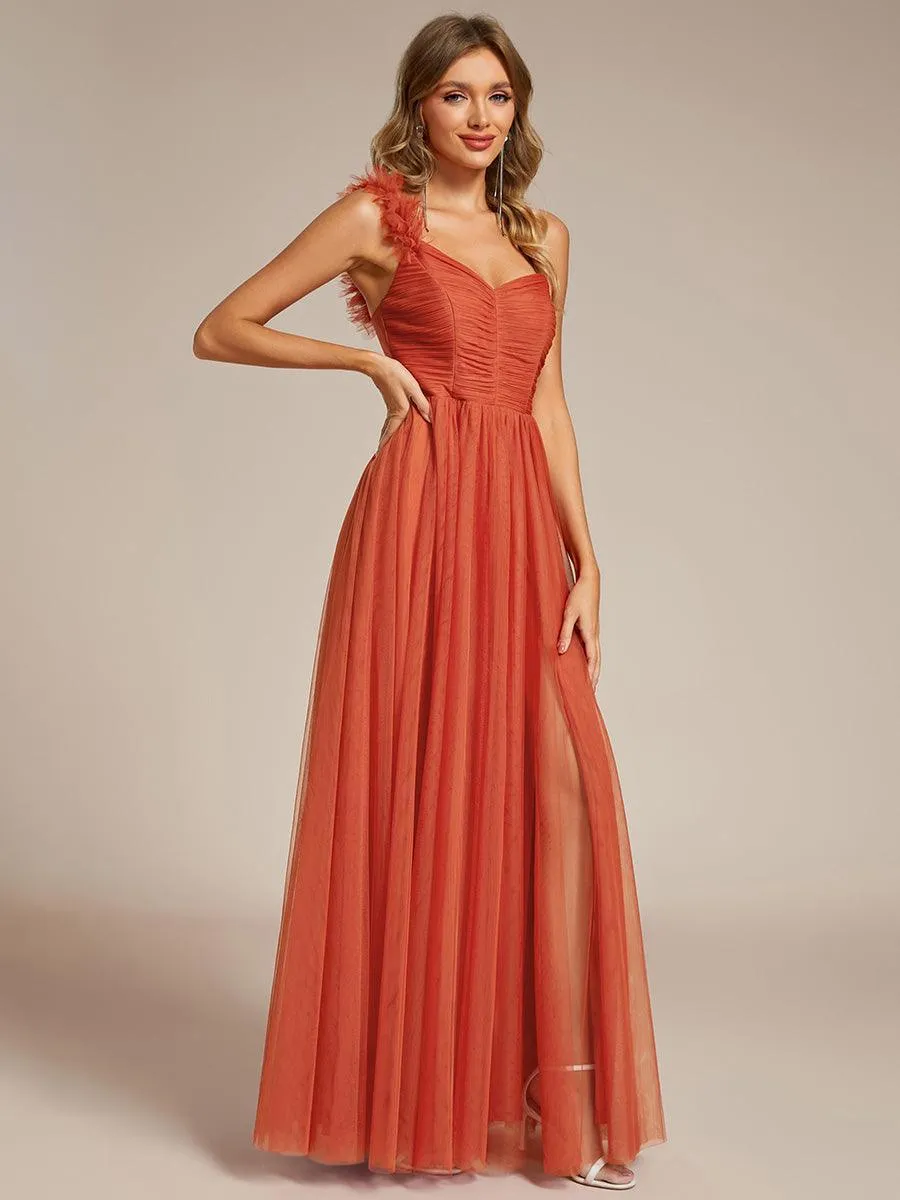 Robe de soirée asymétrique en tulle à appliqués et fente haute