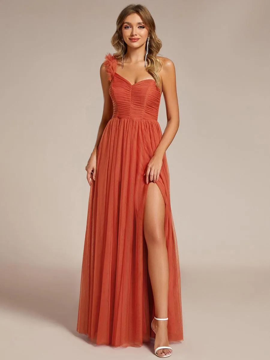 Robe de soirée asymétrique en tulle à appliqués et fente haute