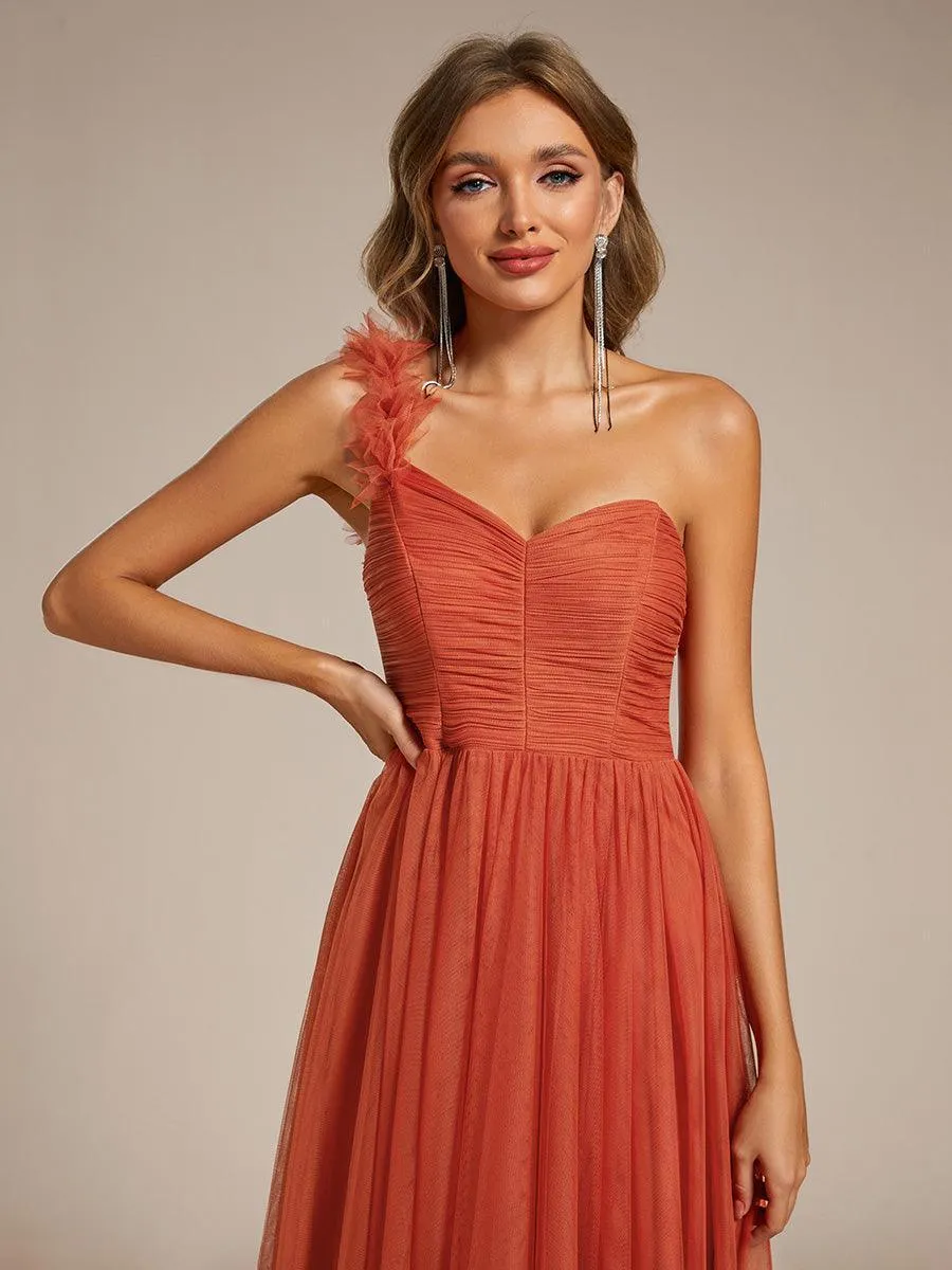 Robe de soirée asymétrique en tulle à appliqués et fente haute