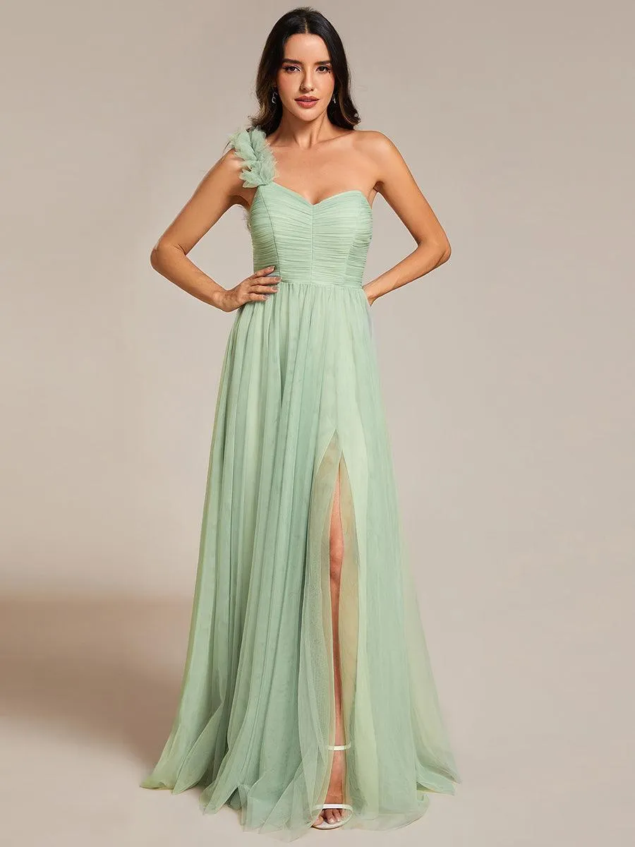 Robe de soirée asymétrique en tulle à appliqués et fente haute