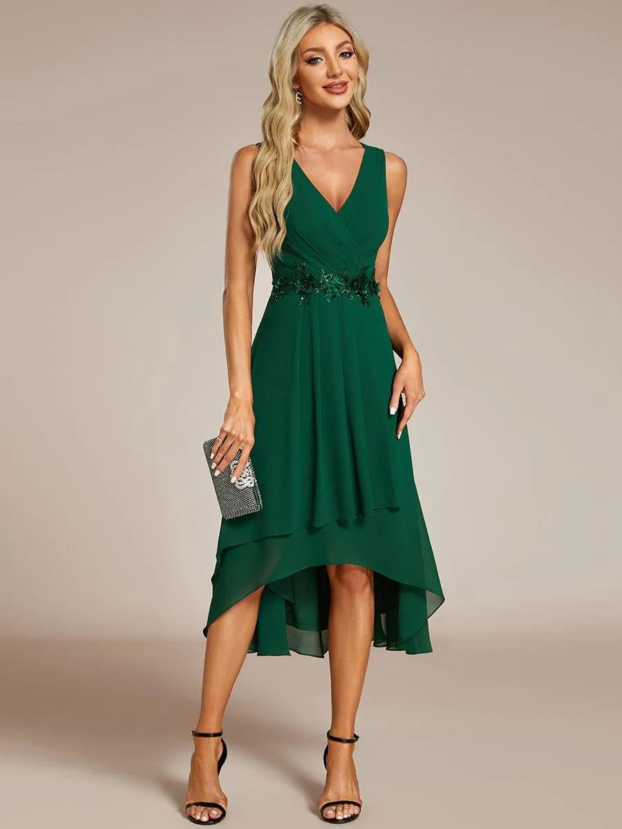 Robe d'invité de mariage haute-basse en mousseline de soie sans manches avec applique à la taille