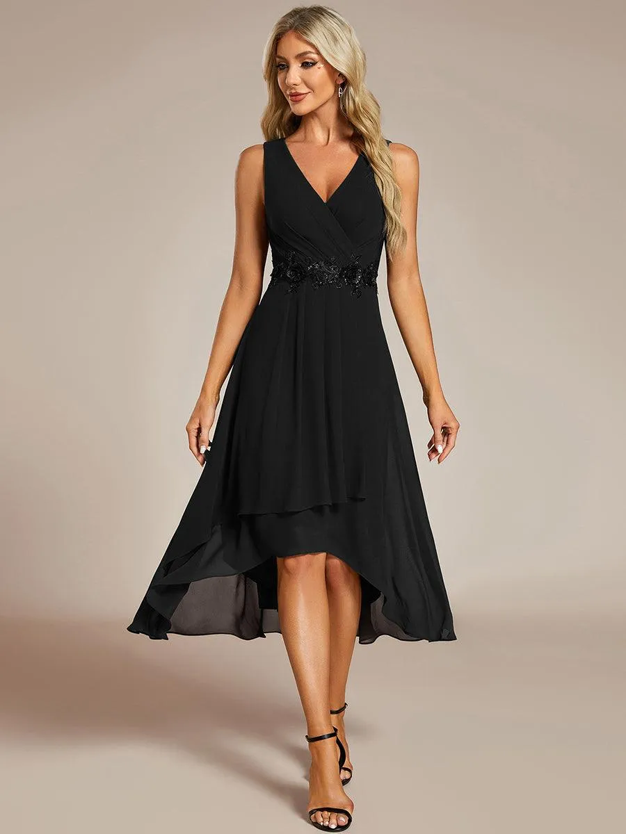Robe d'invité de mariage haute-basse en mousseline de soie sans manches avec applique à la taille
