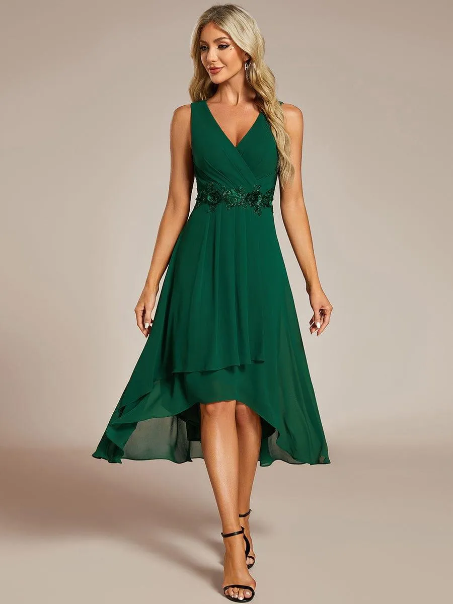 Robe d'invité de mariage haute-basse en mousseline de soie sans manches avec applique à la taille