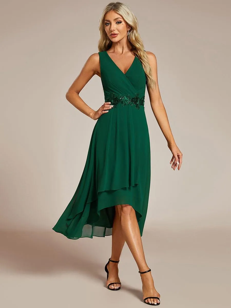 Robe d'invité de mariage haute-basse en mousseline de soie sans manches avec applique à la taille