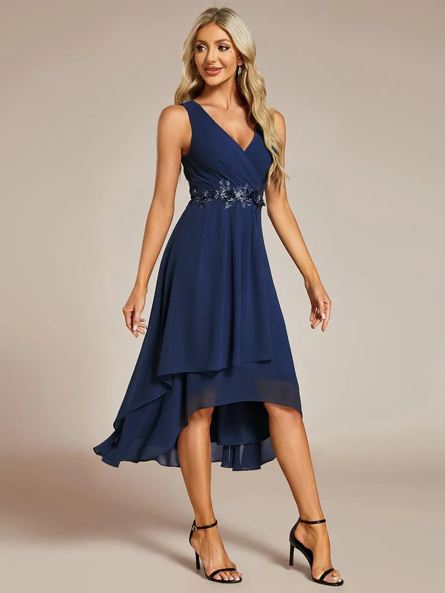 Robe d'invité de mariage haute-basse en mousseline de soie sans manches avec applique à la taille