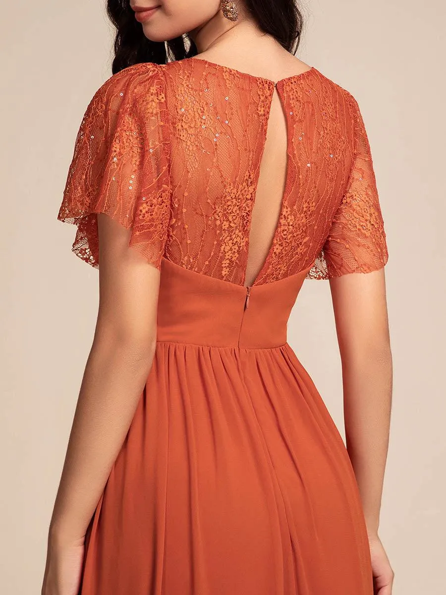 Robe longue de demoiselle d'honneur à manches flottantes et col en V en dentelle