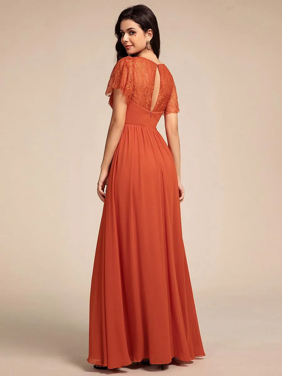 Robe longue de demoiselle d'honneur à manches flottantes et col en V en dentelle