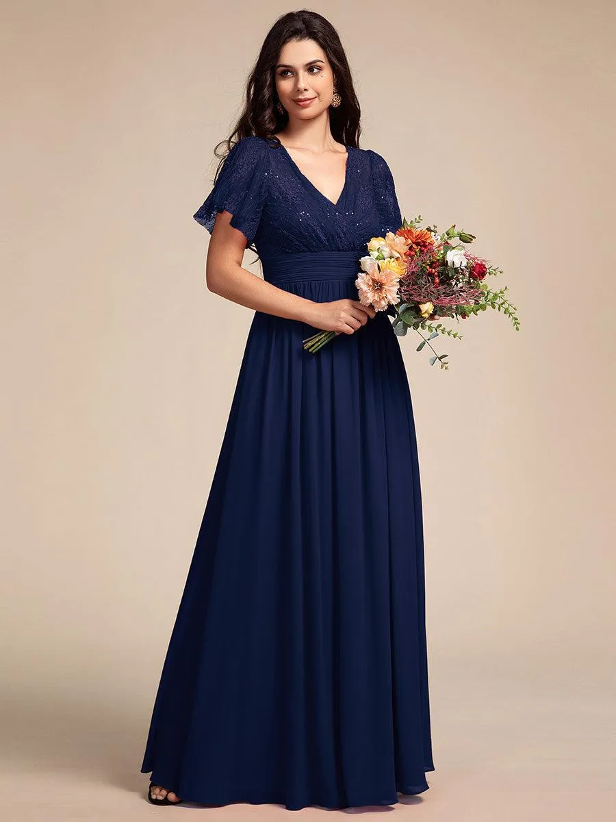 Robe longue de demoiselle d'honneur à manches flottantes et col en V en dentelle