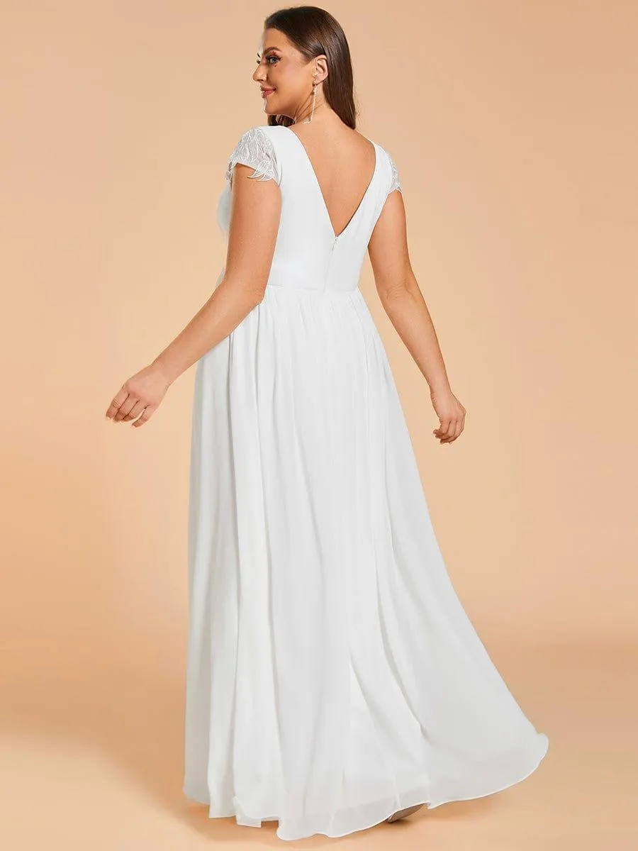 Robes de mariée grande taille à col en V et en mousseline plissée à manches courtes
