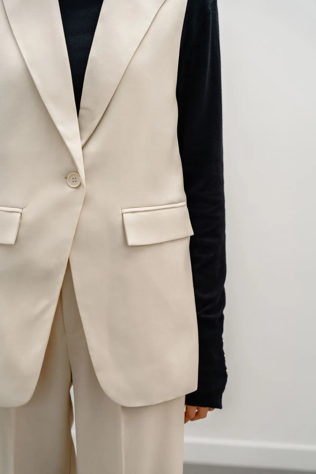 SLEEVELESS BLAZER